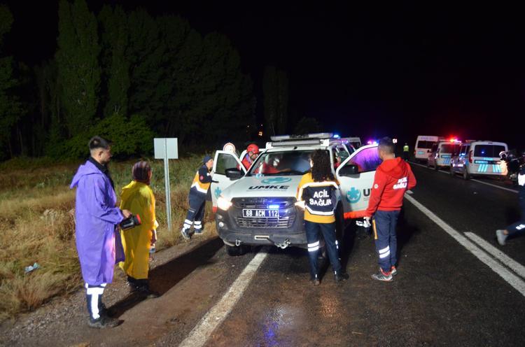 Aksarayda meydana gelen sel felaketi yolu ayırdı, suya kapılan araçta 1 kişi öldü 1 kişi ise kayıp