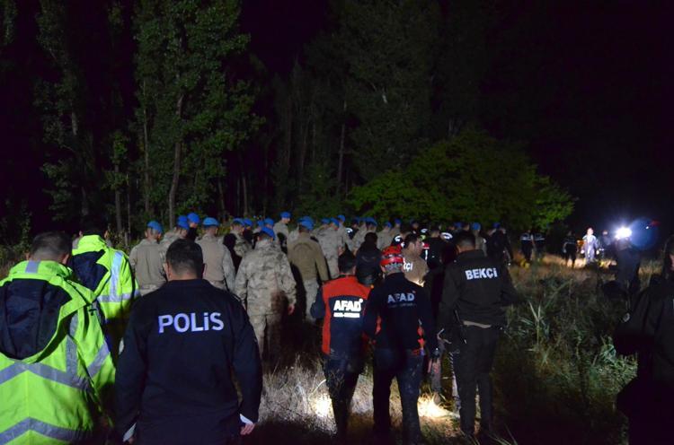 Aksarayda meydana gelen sel felaketi yolu ayırdı, suya kapılan araçta 1 kişi öldü 1 kişi ise kayıp