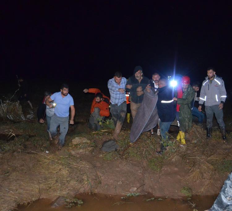Aksarayda meydana gelen sel felaketi yolu ayırdı, suya kapılan araçta 1 kişi öldü 1 kişi ise kayıp