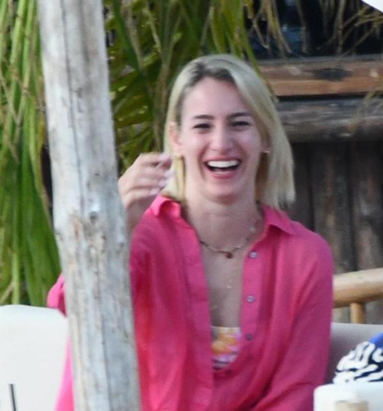 Filenin Sultanlarından Gizem Örge, Çeşmede