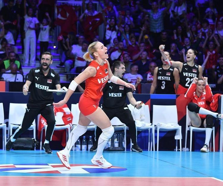 Filenin Sultanlarından Gizem Örge, Çeşmede