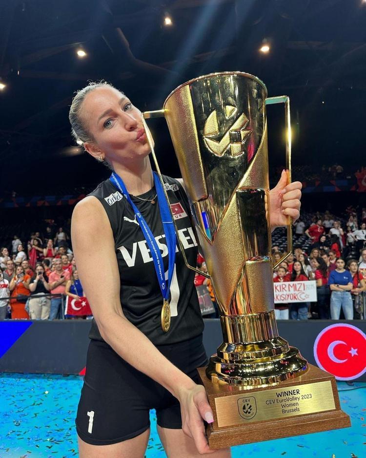 Filenin Sultanlarından Gizem Örge, Çeşmede