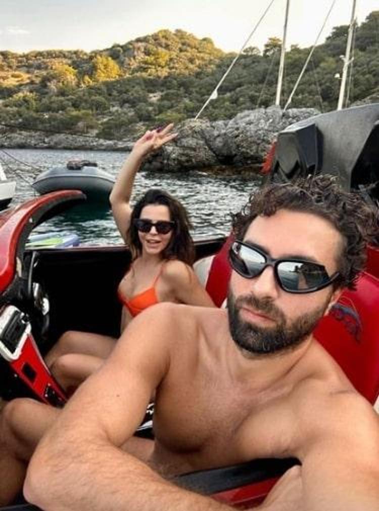 Simge Sağın yorgunluk atıyor Konser maratonuna mavi tur molası