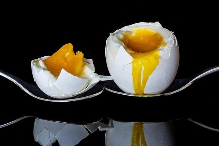 Kırmızı lekeli yumurta yemek tehlikeli mi Bilim insanları yanıtladı