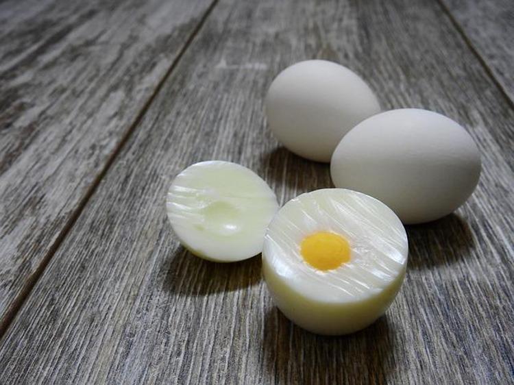 Kırmızı lekeli yumurta yemek tehlikeli mi Bilim insanları yanıtladı