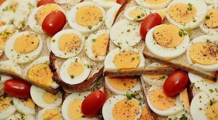 Kırmızı lekeli yumurta yemek tehlikeli mi Bilim insanları yanıtladı
