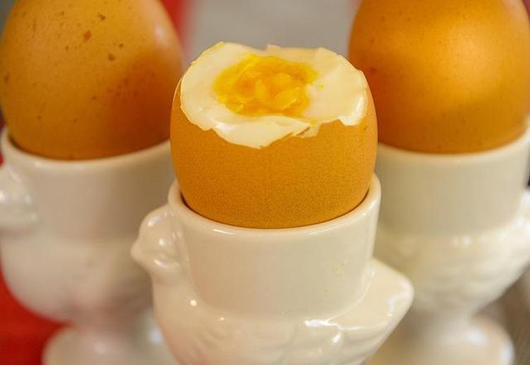 Kırmızı lekeli yumurta yemek tehlikeli mi Bilim insanları yanıtladı