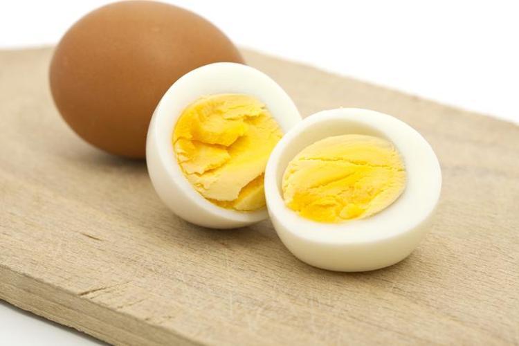 Kırmızı lekeli yumurta yemek tehlikeli mi Bilim insanları yanıtladı