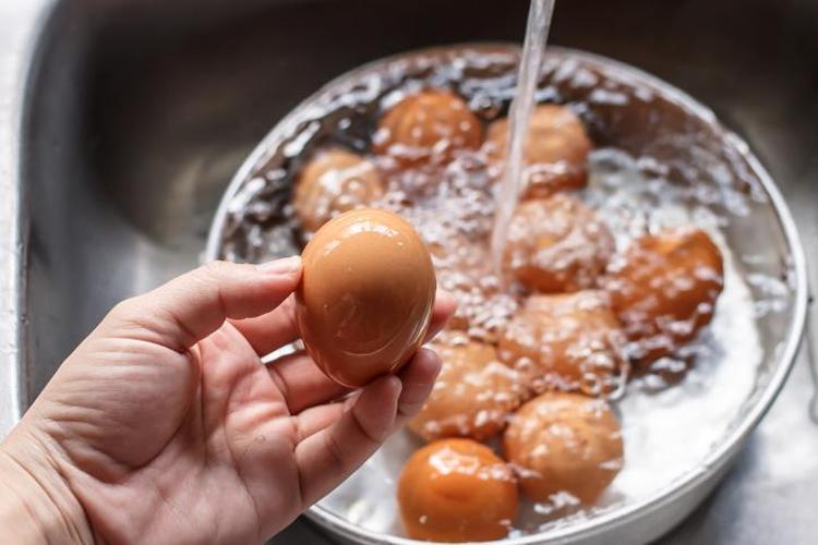 Kırmızı lekeli yumurta yemek tehlikeli mi Bilim insanları yanıtladı