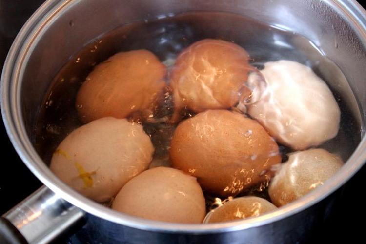 Kırmızı lekeli yumurta yemek tehlikeli mi Bilim insanları yanıtladı