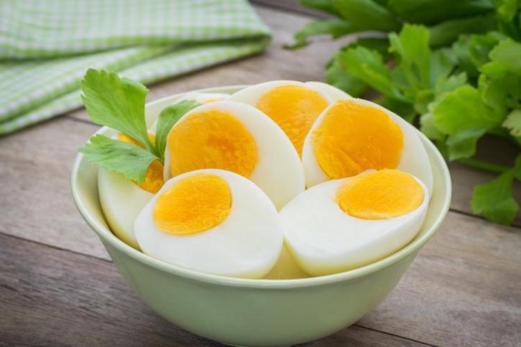 Kırmızı lekeli yumurta yemek tehlikeli mi Bilim insanları yanıtladı