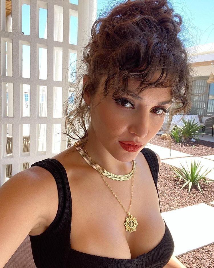 Hande Erçel dizi setinde sınava girdi