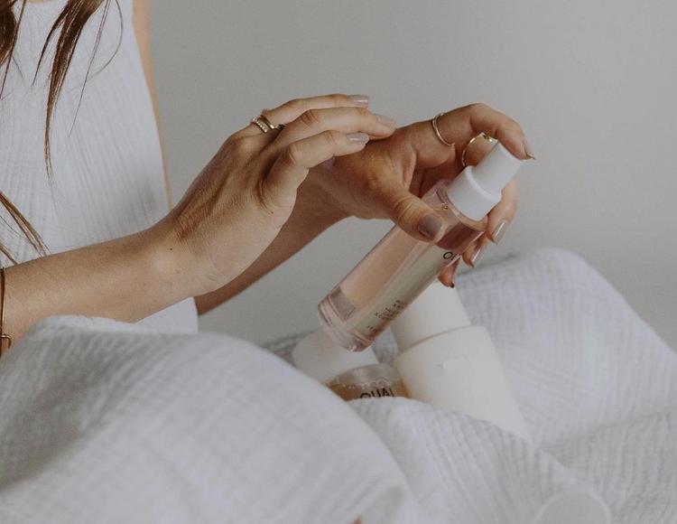 Saç diplerindeki kaşıntı, kuruluk ve egzamanın kökünü kazıyor Gece 1 damla sürmek saç derisini onarıp rahatlatıyor