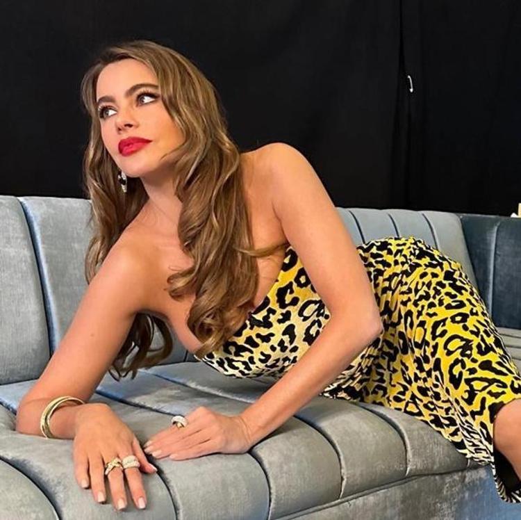 Boşanma aşamasındaki Sofia Vergara küvette poz verdi Kaşları olay oldu