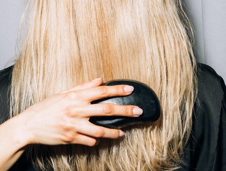 Genetik deyip geçiştirmeyin Saçlarınıza aklar düştüyse dikkat: Vücudunuz sinyal veriyor