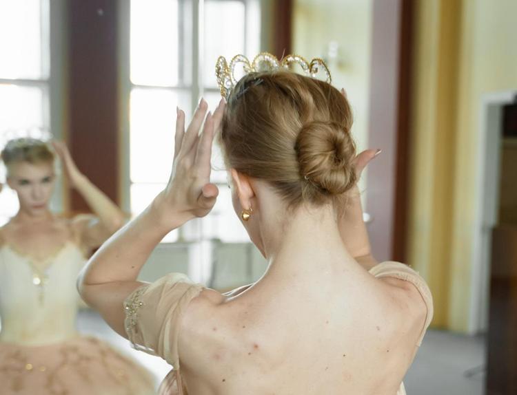 Genetik deyip geçiştirmeyin Saçlarınıza aklar düştüyse dikkat: Vücudunuz sinyal veriyor