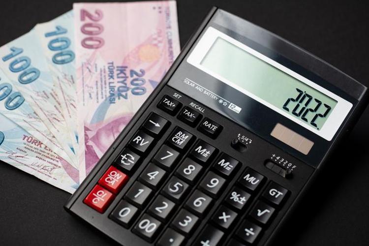 ASGARİ ÜCRET İÇİN İKİ RAKAM ÖNE ÇIKIYOR