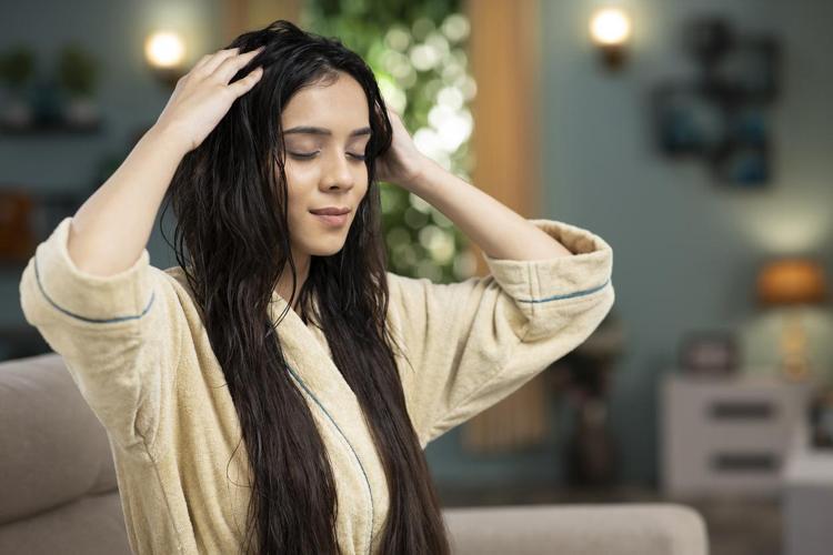 Saç derisini baştan aşağı onarıyor Rapunzel gibi saçlara sahip olmak için haftada 2 kez sürün