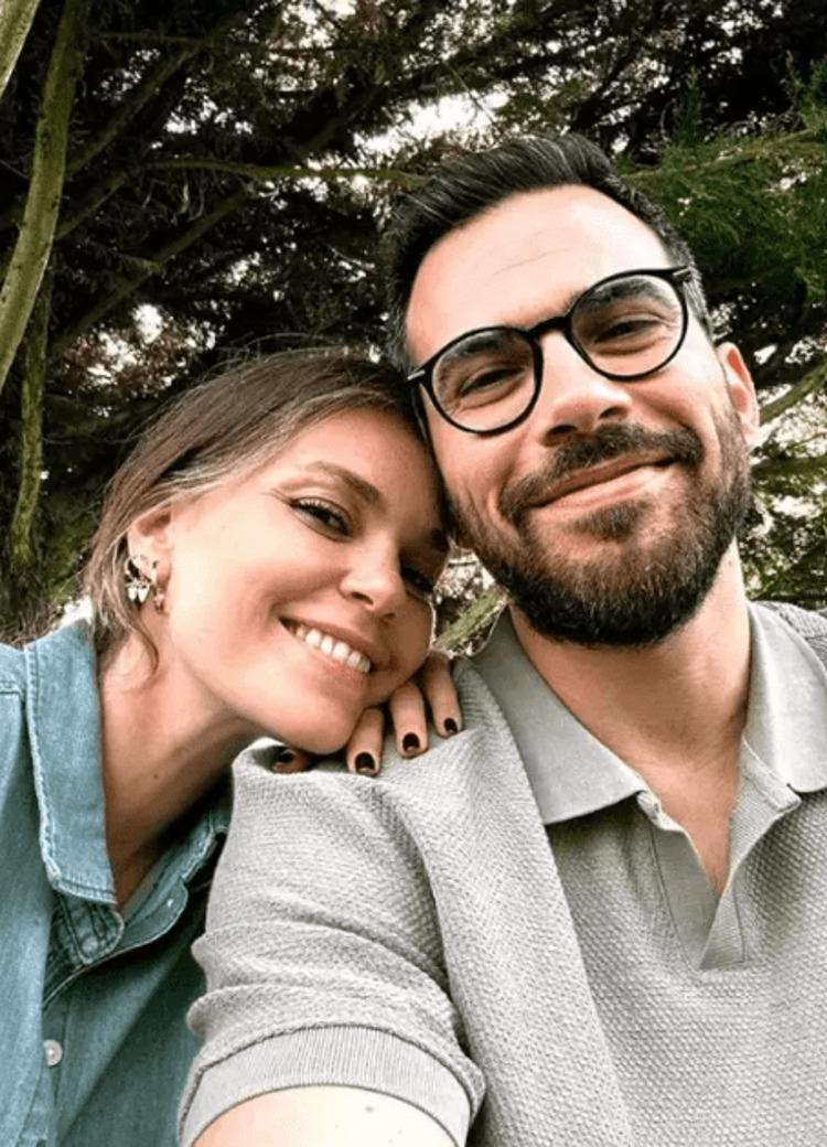 Aslı Enver kızıyla gezmede