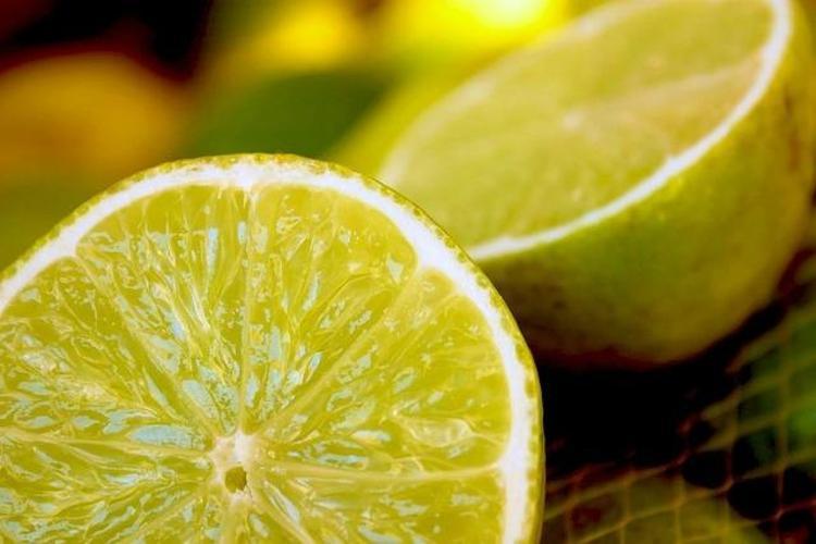 Resmen doğal deodorant Duş sonrası koltuk altına değdirince ter kokusunu gün boyu engelliyor
