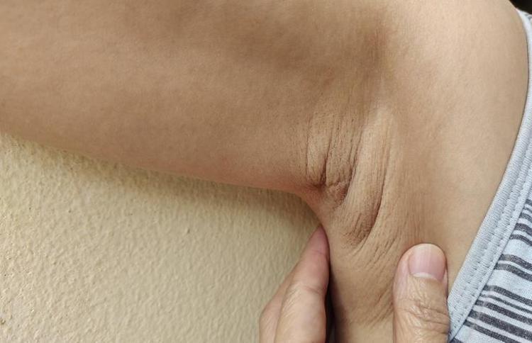 Resmen doğal deodorant Duş sonrası koltuk altına değdirince ter kokusunu gün boyu engelliyor