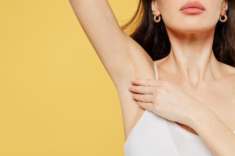 Resmen doğal deodorant Duş sonrası koltuk altına değdirince ter kokusunu gün boyu engelliyor