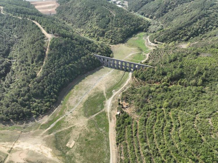 İstanbul barajlarında alarm Suyun rengi değişti
