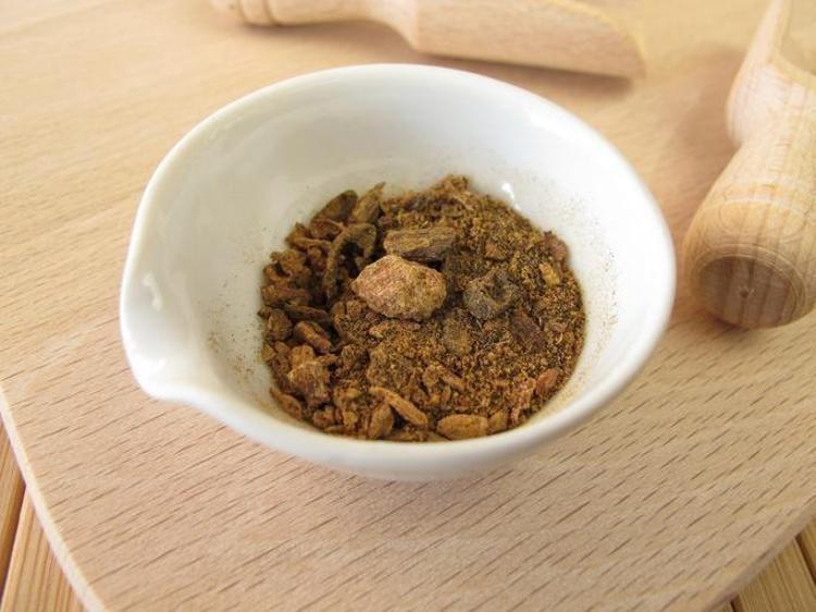 Beyaz saçlar tarih oluyor Bu bitkinin kökleri 1 saatte saçı doğal rengine döndürüyor