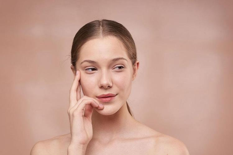 Gençlik iğnesi kadar etkili İnce çizgiler üzerinde ütü etkisi yaratıyor: 1 damlası retinol serumu görevi görüyor