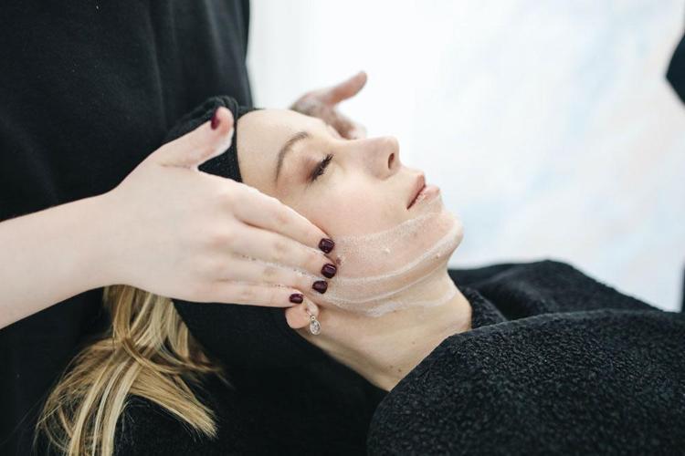 Gençlik iğnesi kadar etkili İnce çizgiler üzerinde ütü etkisi yaratıyor: 1 damlası retinol serumu görevi görüyor