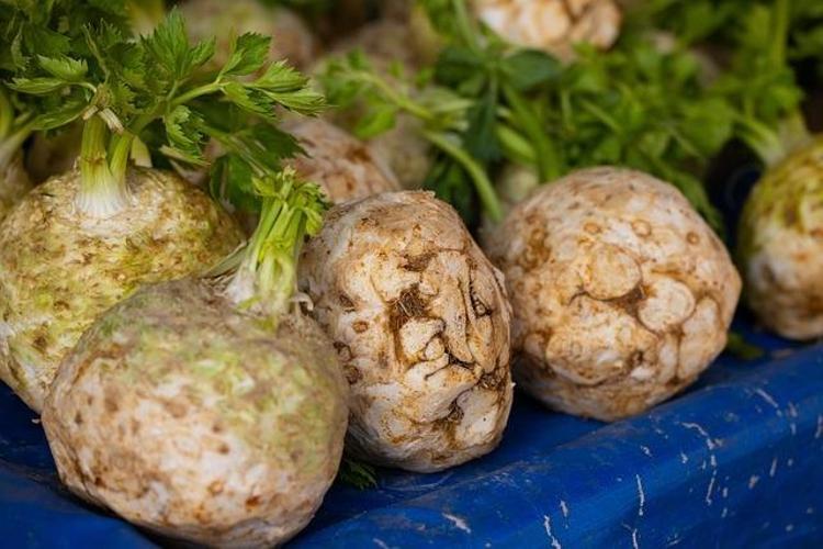 Tadını seven az ama iltihabı eliyle tutmuş gibi yakalayıp kapı dışarı ediyor Bir tabağı bile kalbi muhafız gibi koruyan besin