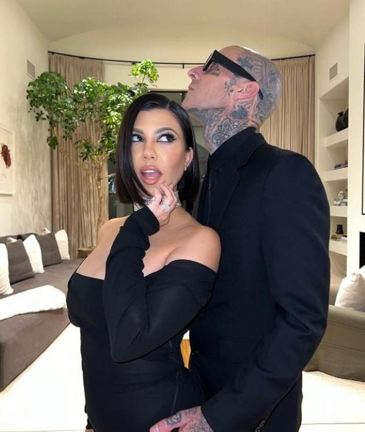 Kourtney Kardashian, eşi Travis Barkerın yaş gününü için davet verdi