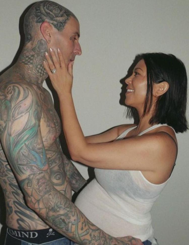 Kourtney Kardashian, eşi Travis Barkerın yaş gününü için davet verdi