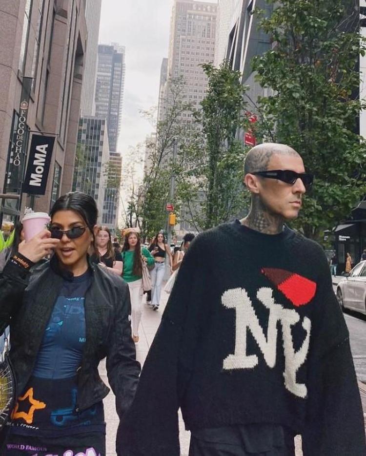 Kourtney Kardashian, eşi Travis Barkerın yaş gününü için davet verdi