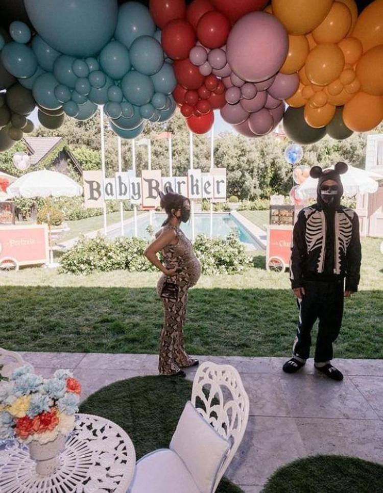 Kourtney Kardashian, eşi Travis Barkerın yaş gününü için davet verdi