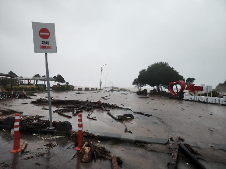 ŞİLEDE FIRTINA: DERE TAŞTI, YOLLAR GÖLE DÖNDÜ