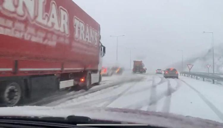 KUZEY MARMARA OTOYOLUNDA YOĞUN KAR YAĞIŞI