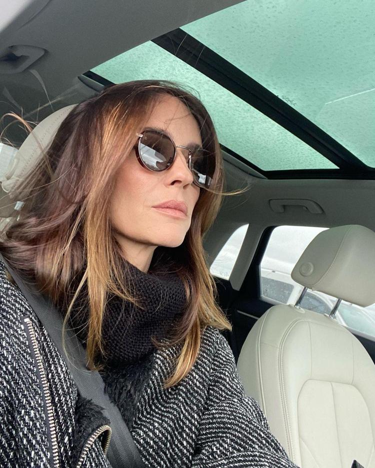 Ünlü model Sema Şimşek defilede elbisesinin azizliğine uğradı