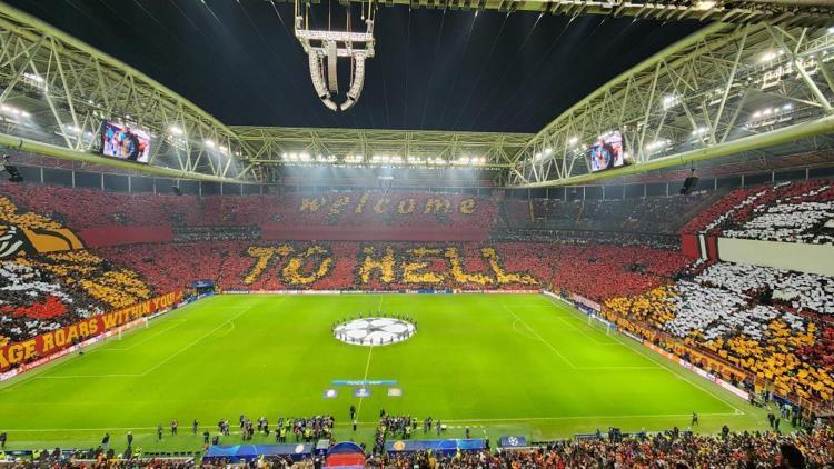 Galatasaray - Manchester United maçı öncesi tüyleri diken diken eden kareografi