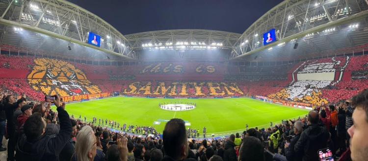 Galatasaray - Manchester United maçı öncesi tüyleri diken diken eden kareografi
