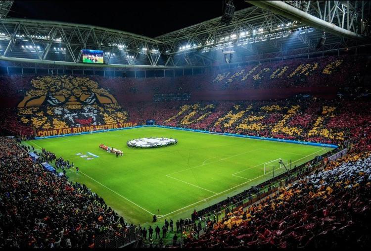 52 BİN TARAFTAR YERİNİ ALDI