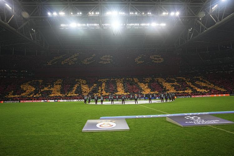 Galatasaray - Manchester United maçı öncesi tüyleri diken diken eden kareografi