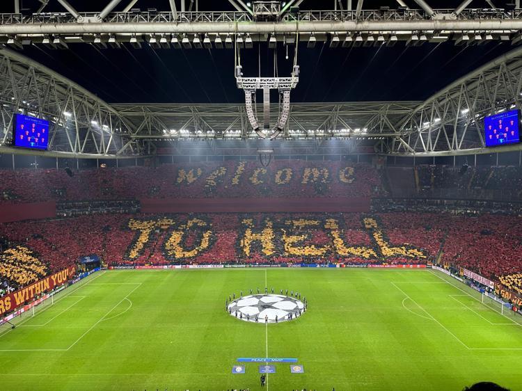 Galatasaray - Manchester United maçı öncesi tüyleri diken diken eden kareografi