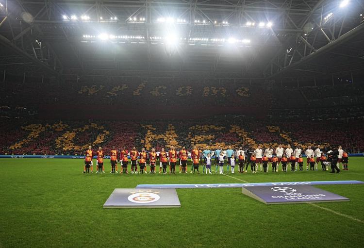 Galatasaray - Manchester United maçı öncesi tüyleri diken diken eden kareografi