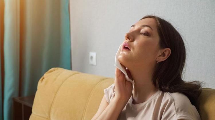 Aşırı terlemeyi şıp diye kesen yöntem: Duştan sonra pamuk yardımıyla koltuk altınıza sürün, doğal deodorant etkisi sağlıyor