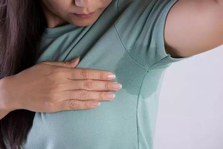 Aşırı terlemeyi şıp diye kesen yöntem: Duştan sonra pamuk yardımıyla koltuk altınıza sürün, doğal deodorant etkisi sağlıyor