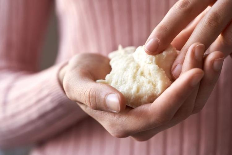 Kırışıklıkları botoks etkisiyle dolduruyor, cildi mermer gibi yapıyor Gece sürüp yatmak yetiyor