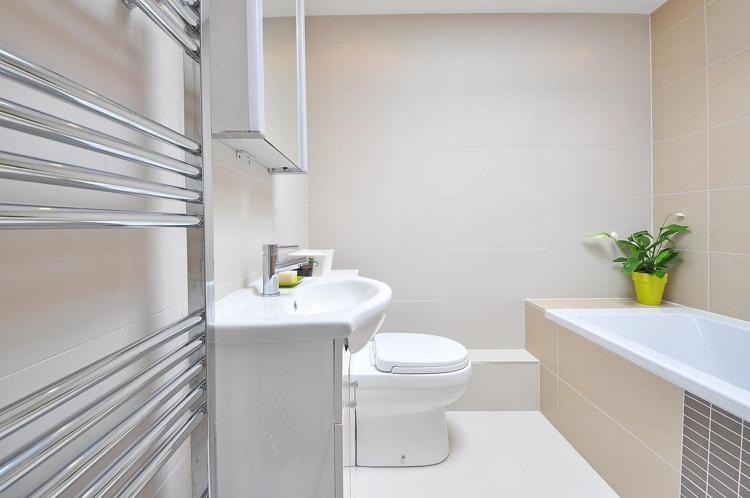 Banyo ve tuvaletteki kötü kokuyu anında yok ediyor, mikroplarında kökünü kazıyor