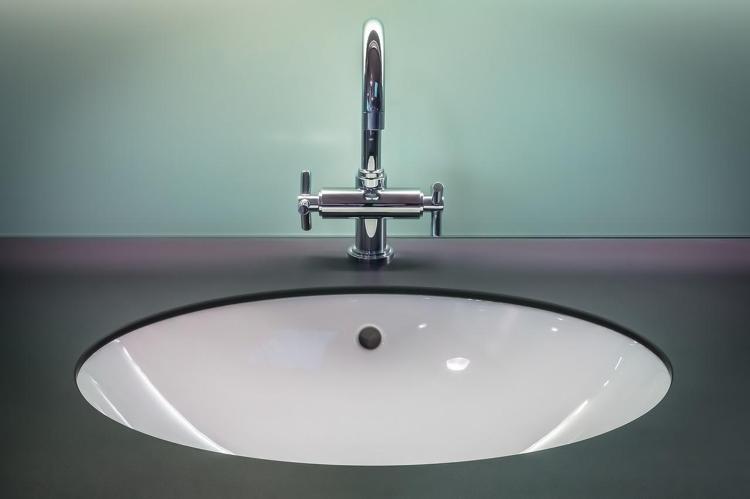 Banyo ve tuvaletteki kötü kokuyu anında yok ediyor, mikroplarında kökünü kazıyor