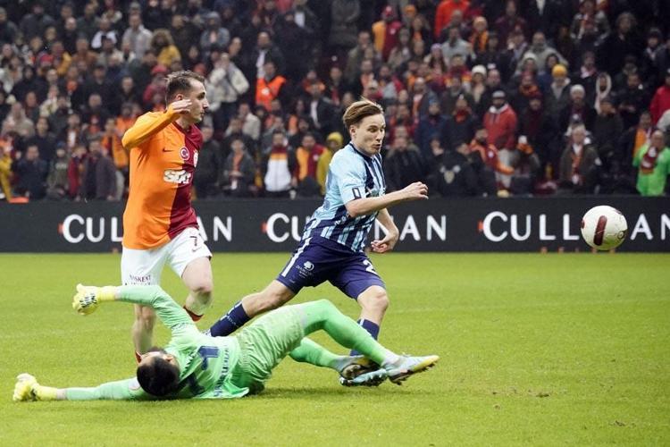 Aslan evinde yenilmezlik serisini 24 maça çıkardı Galatasaray-Adana Demirspor maçında 4 gol 2 penaltı